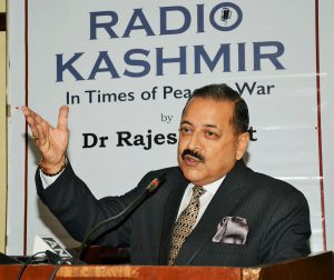 जितेंद्र सिंह ने राजेश भट्ट द्वारा लिखित पुस्तक 'रेडियो कश्मीर-इन टाइम्स ऑफ पीस एंड वॉर' का अनावरण किया |_40.1