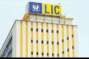 GoI extends superannuation age of LIC chairman to up to 62 years_4.1