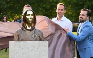 Statue of Bitcoin founder Satoshi Nakamoto unveiled in Hungary_4.1