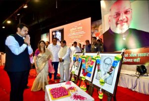 Devendra Fadnavis Releases the book on Amit Shah "Amit Shah Ani Bhajapachi Vatchal"_4.1