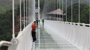 Vietnam opens world's longest glass-bottomed bridge_4.1