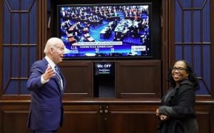 Ketanji Brown Jackson sworn in, becomes 1st Black woman on US Supreme Court_4.1