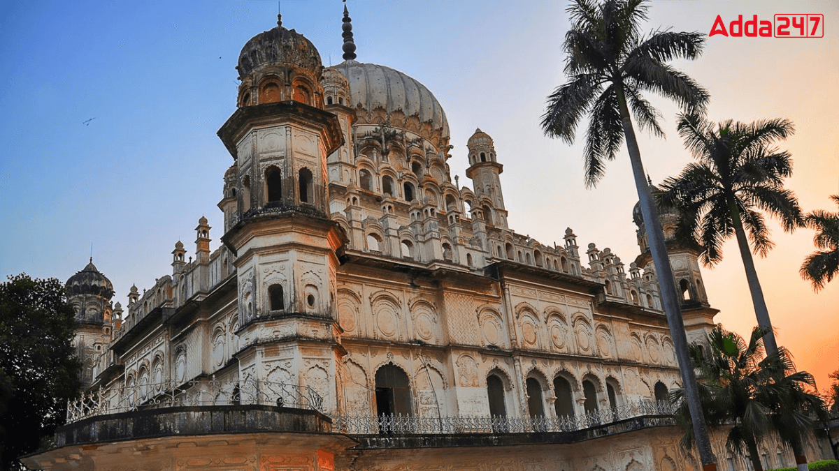 In Which District of Uttar Pradesh is the Tomb of Bahu Begum Located?