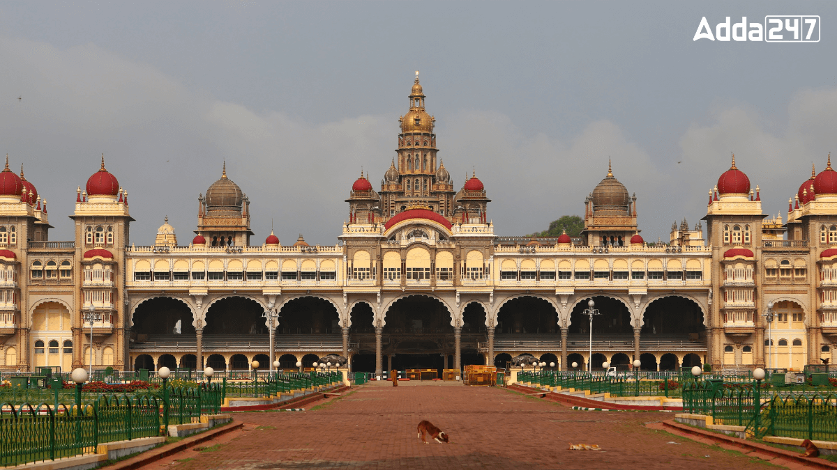 Which District of Karnataka is Known as the City of Palaces?