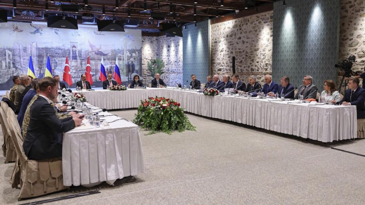 Russia and Ukraine Hold First Direct Talks in 3 Years, Agree on Prisoner Swap