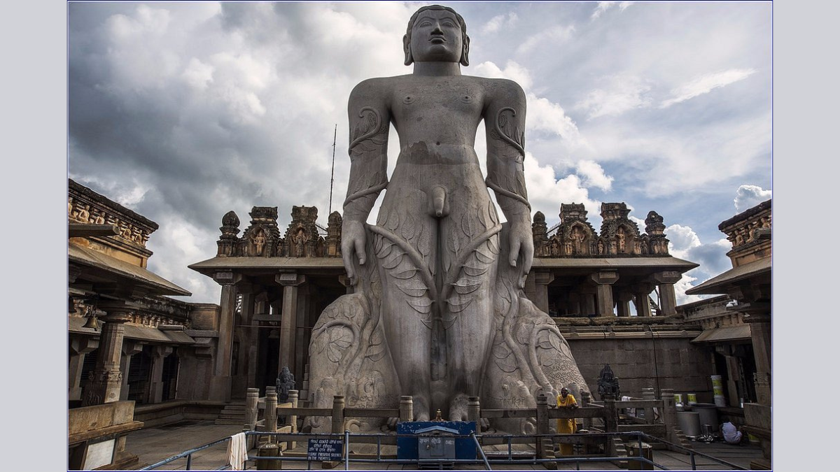 Which Indian Town is Famous for the World's Largest Monolithic Statue?