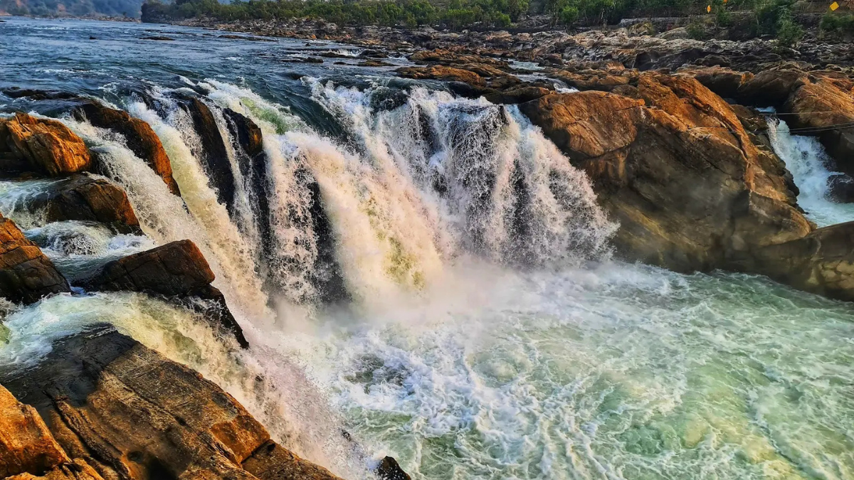 Which Waterfall is known as the Fall of Mist? Where it is Located?