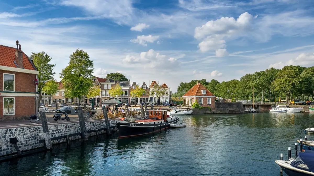 Which City is known as the Wool Capital of the World? Where it is Located?_4.1