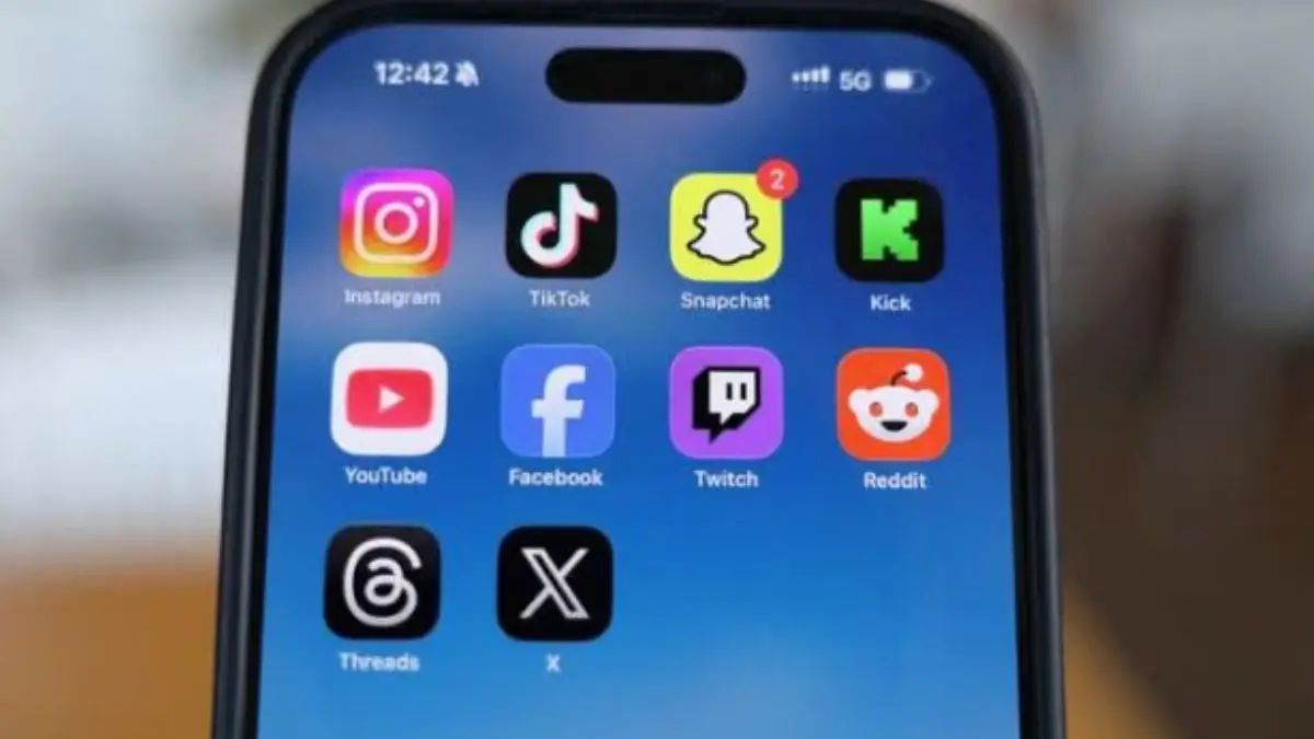 France Passes Law Banning Social Media for Under-15s from 2027