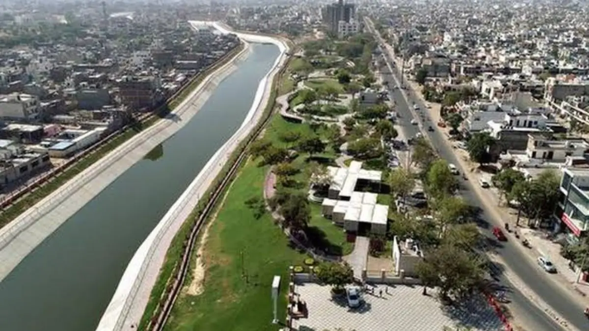 Know about the important rivers flowing through Jaipur district. Learn about Banganga River, Aravalli origins, seasonal rivers, irrigation, and groundwater recharge.
