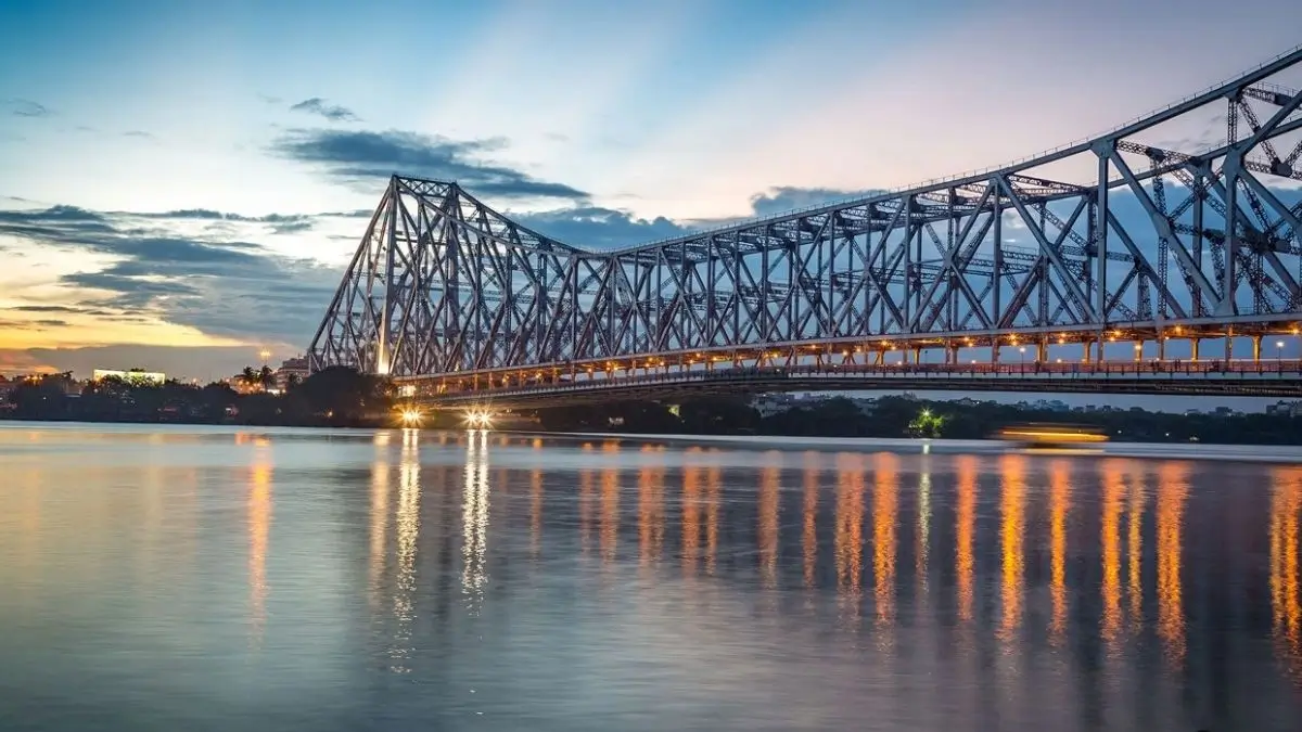 Which River Is Known as the Lifeline of Kolkata?