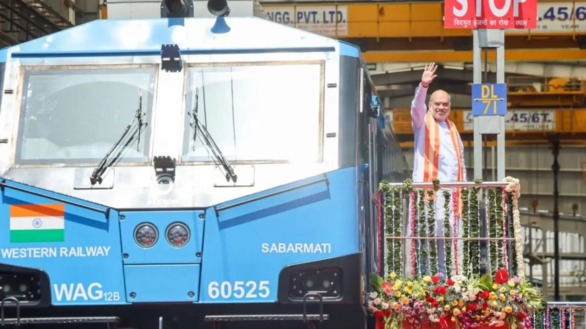 India’s First LNG-Powered Train Flagged Off from Sabarmati